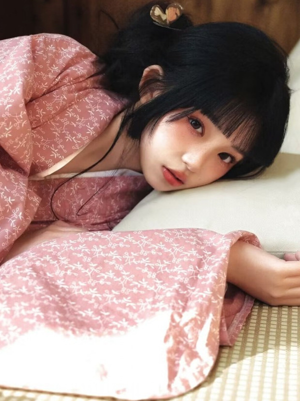 Zoete roze kimono in Japanse s - Photography Young recensie en prijs